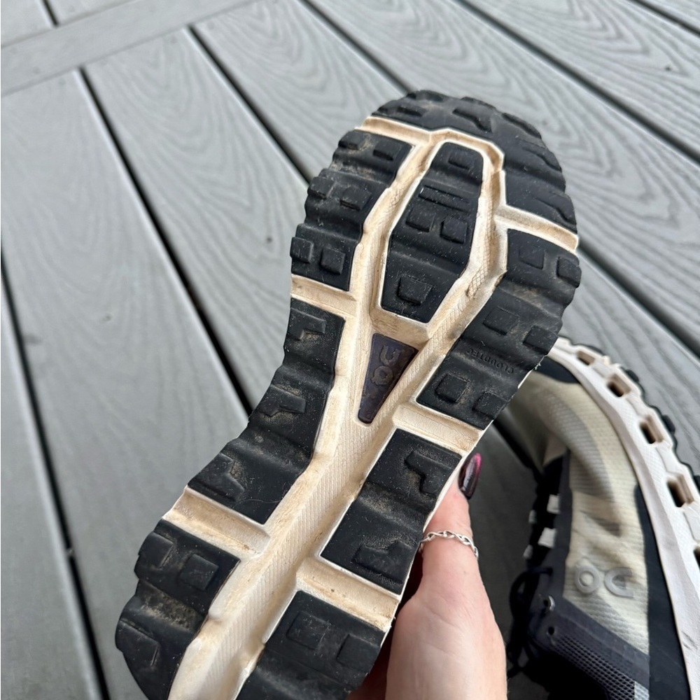 Women’s Oncloud Running shoes size 9.5 - Picture 6 of 8